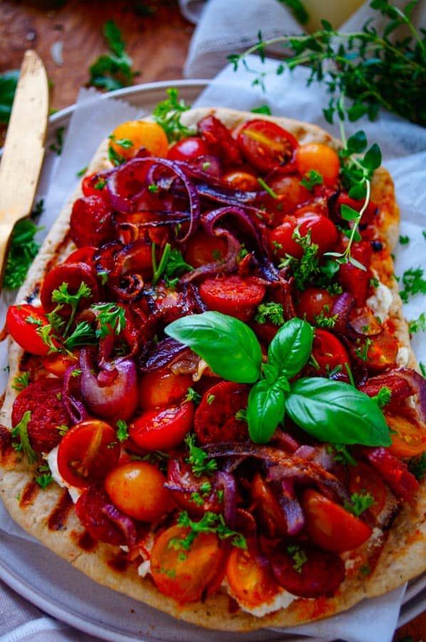 Platbrood pizza met chorizo, tomaten en ricotta