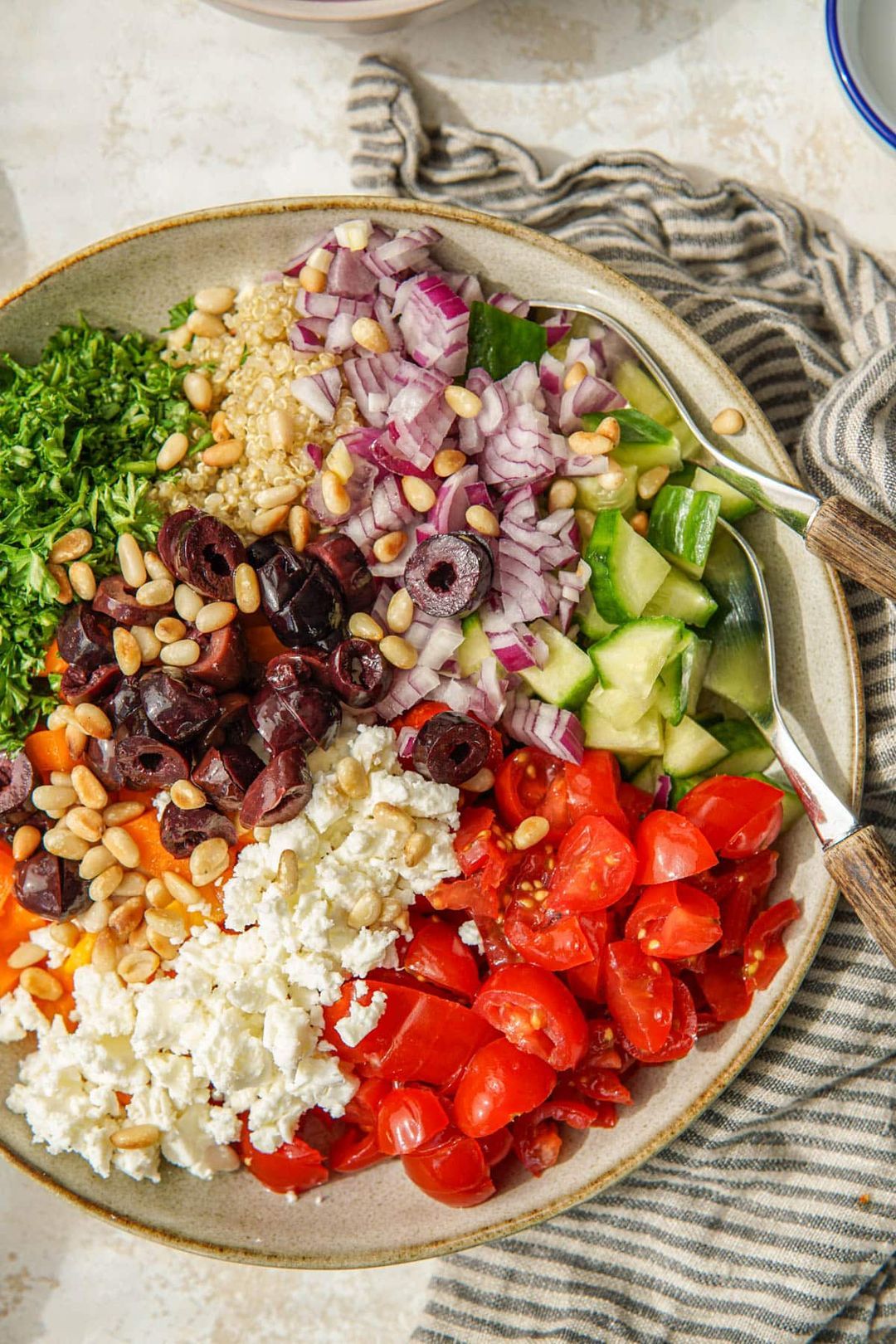 Griekse quinoa salade met tomaat, komkommer en paprika