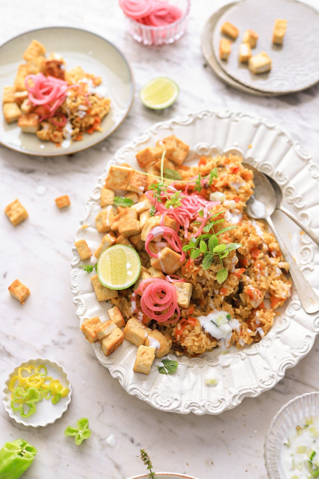 Biryani met jasmijnrijst krokante tofu, frisse dip & zuur