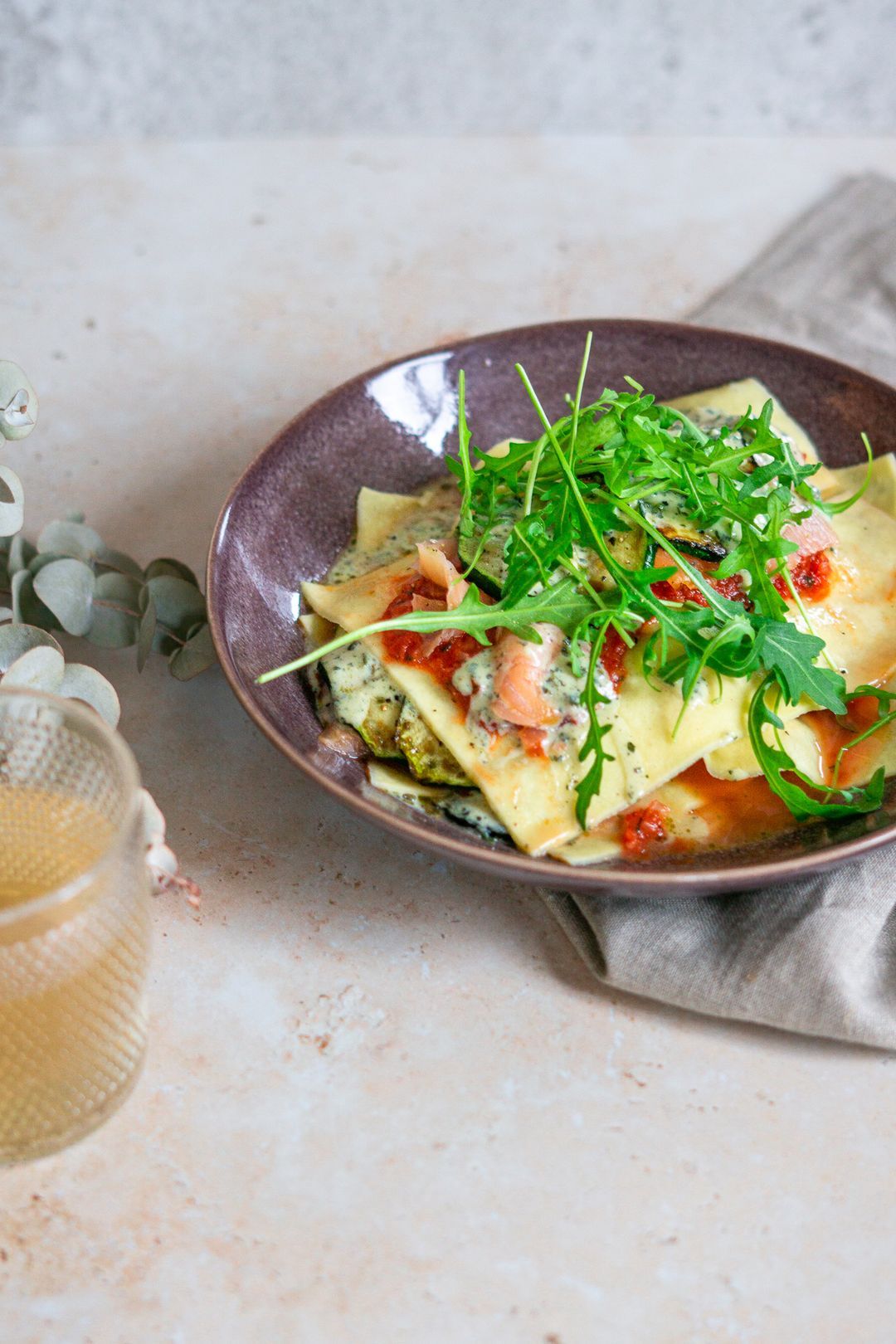 Open lasagne met gerookte zalm en pesto
