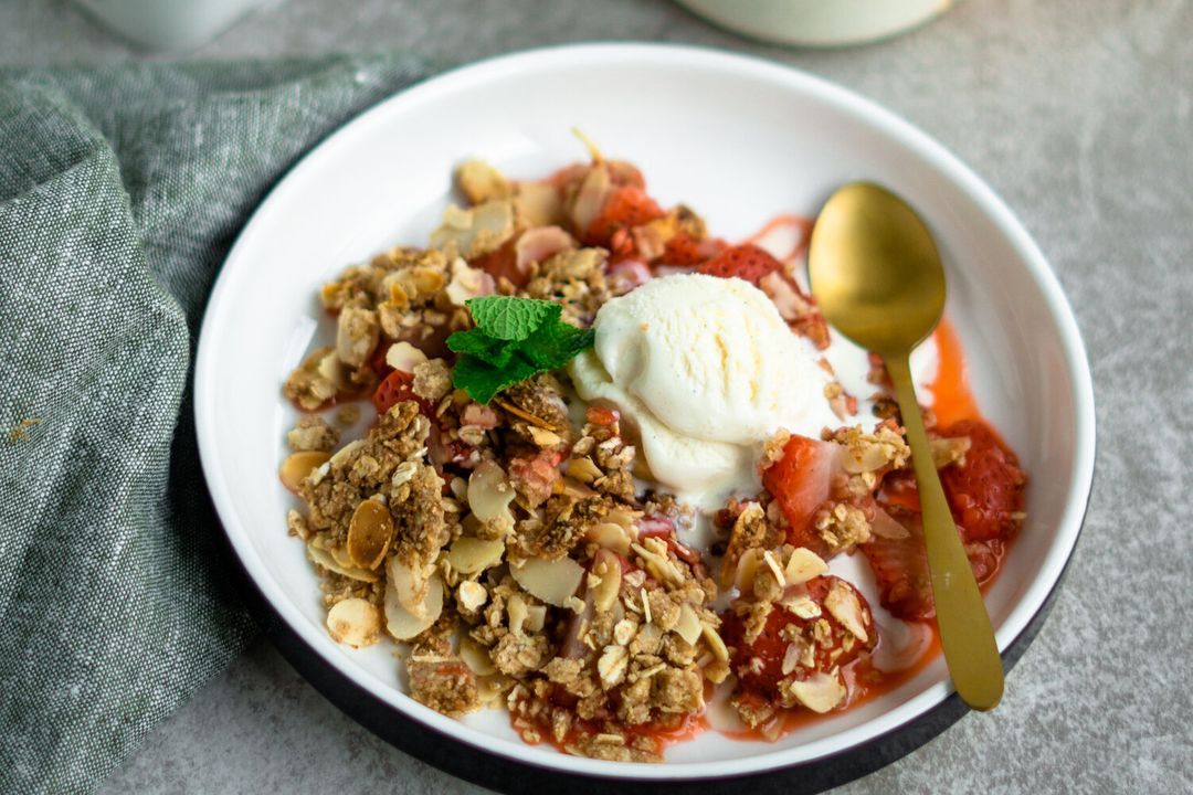 Aardbeiencrumble met vanille ijs