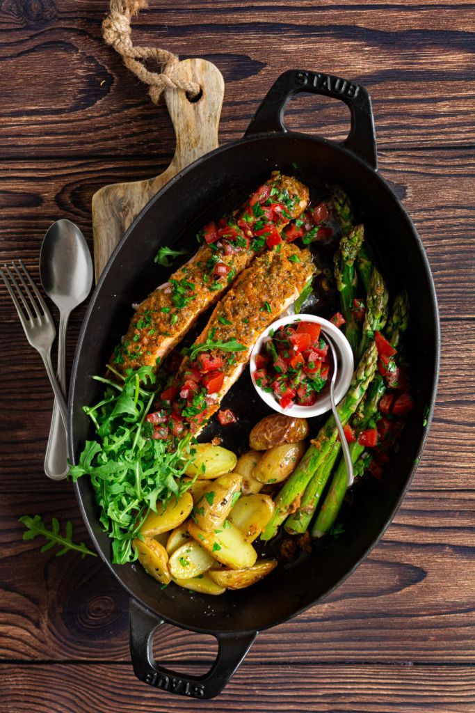 Geroosterde zalm met tomaten en groene asperges