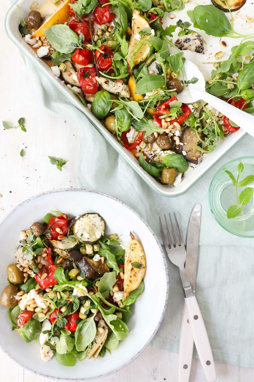 Traybake salade met zuiderse groenten en feta