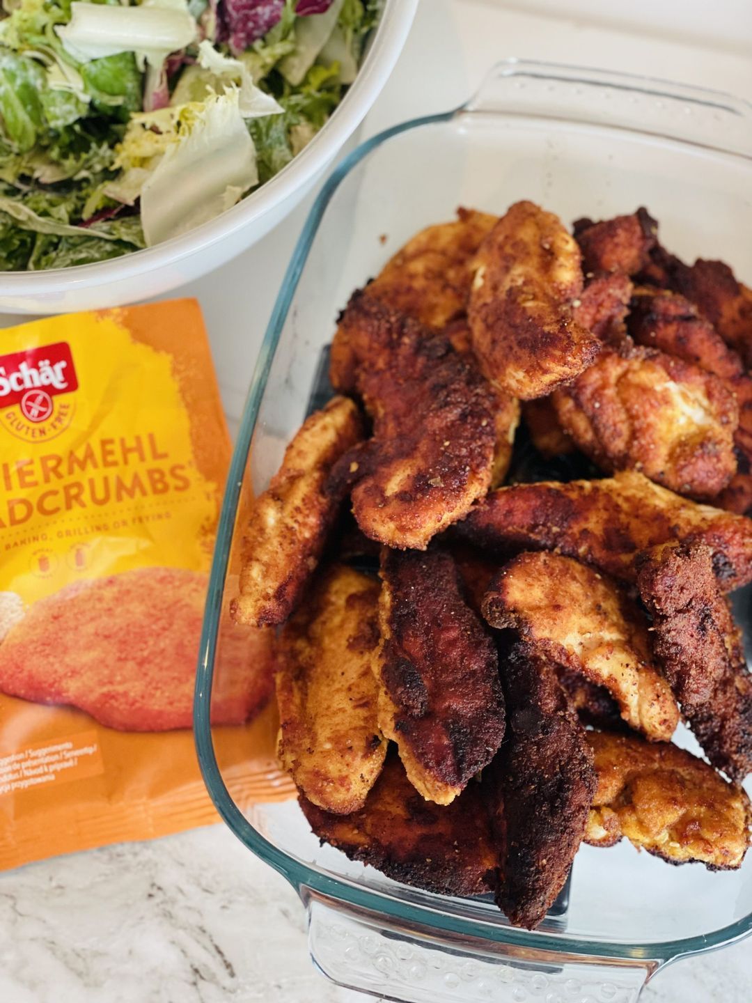 Krokante chicken fingers met een frisse salade