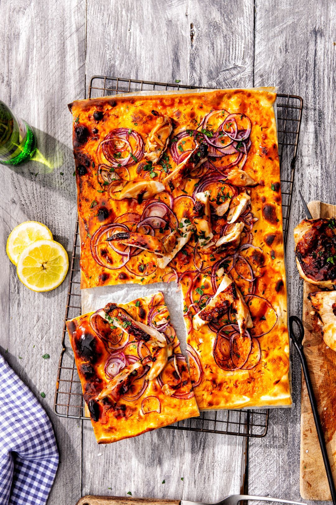 Flammkuchen met gegrilde spicy kip, rode ui en komijn
