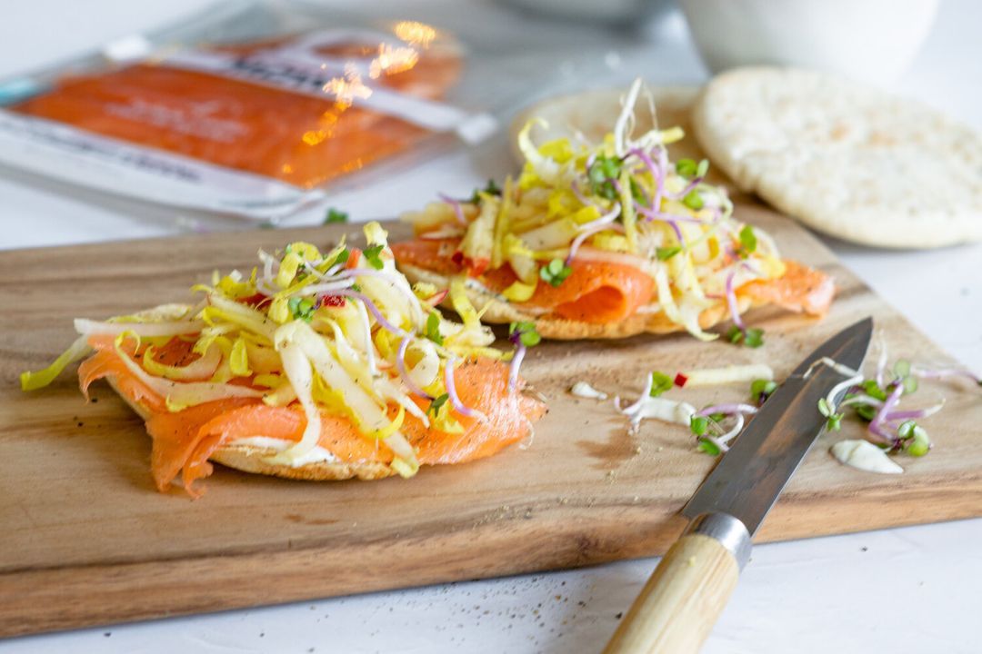 Pitatoast met gerookte zalm
