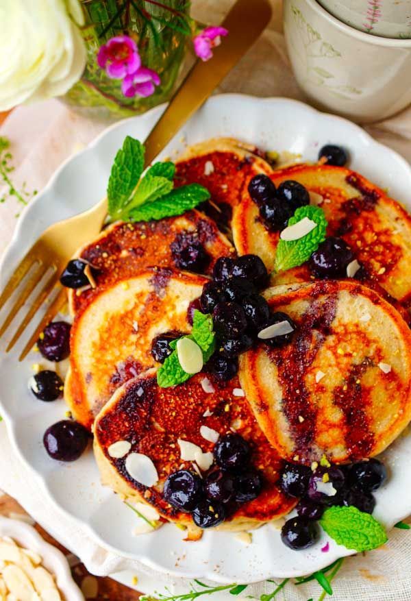 Ricotta pannenkoeken met blauwe bessen saus