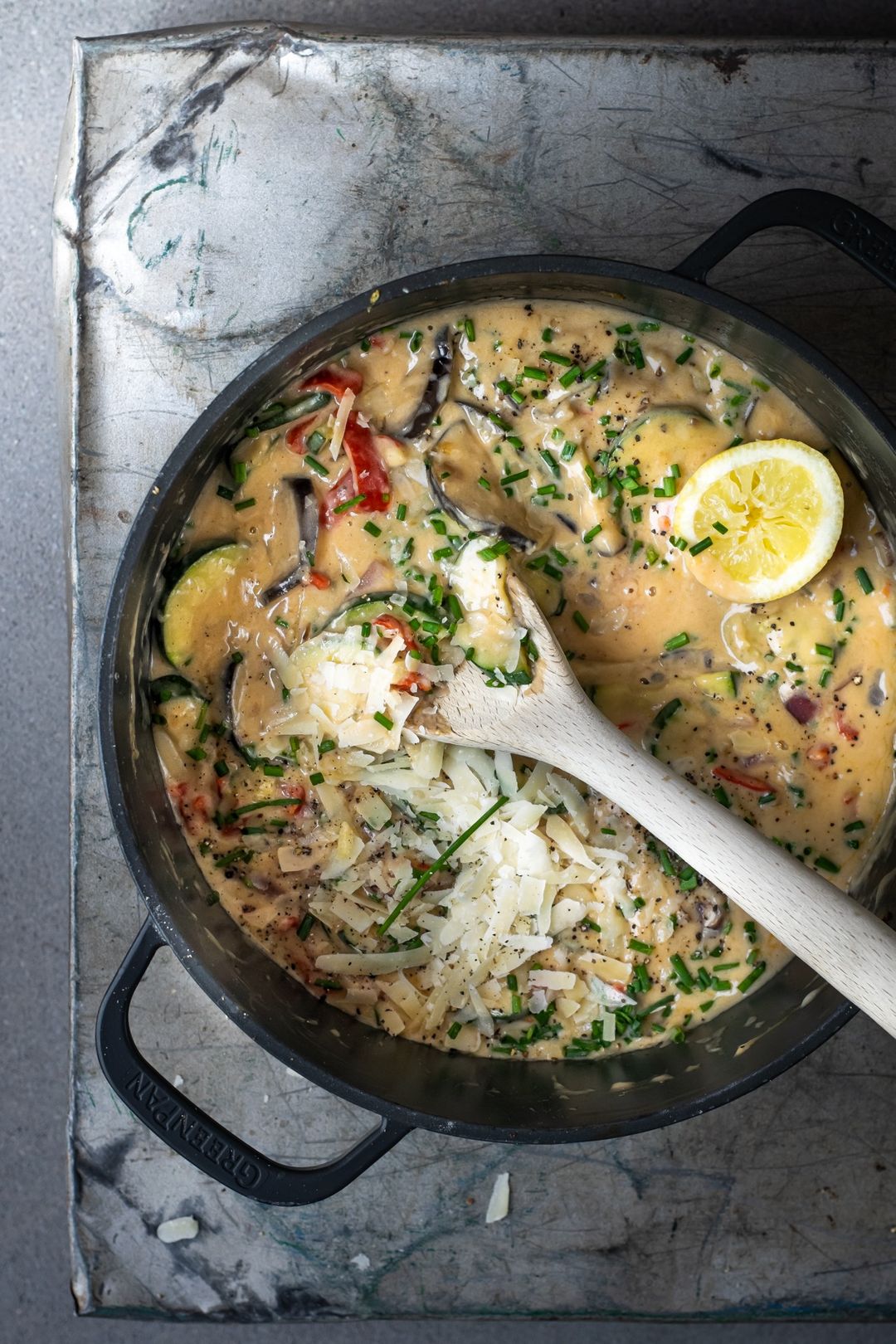 Parmezaan saus met aubergine, paprika en courgette