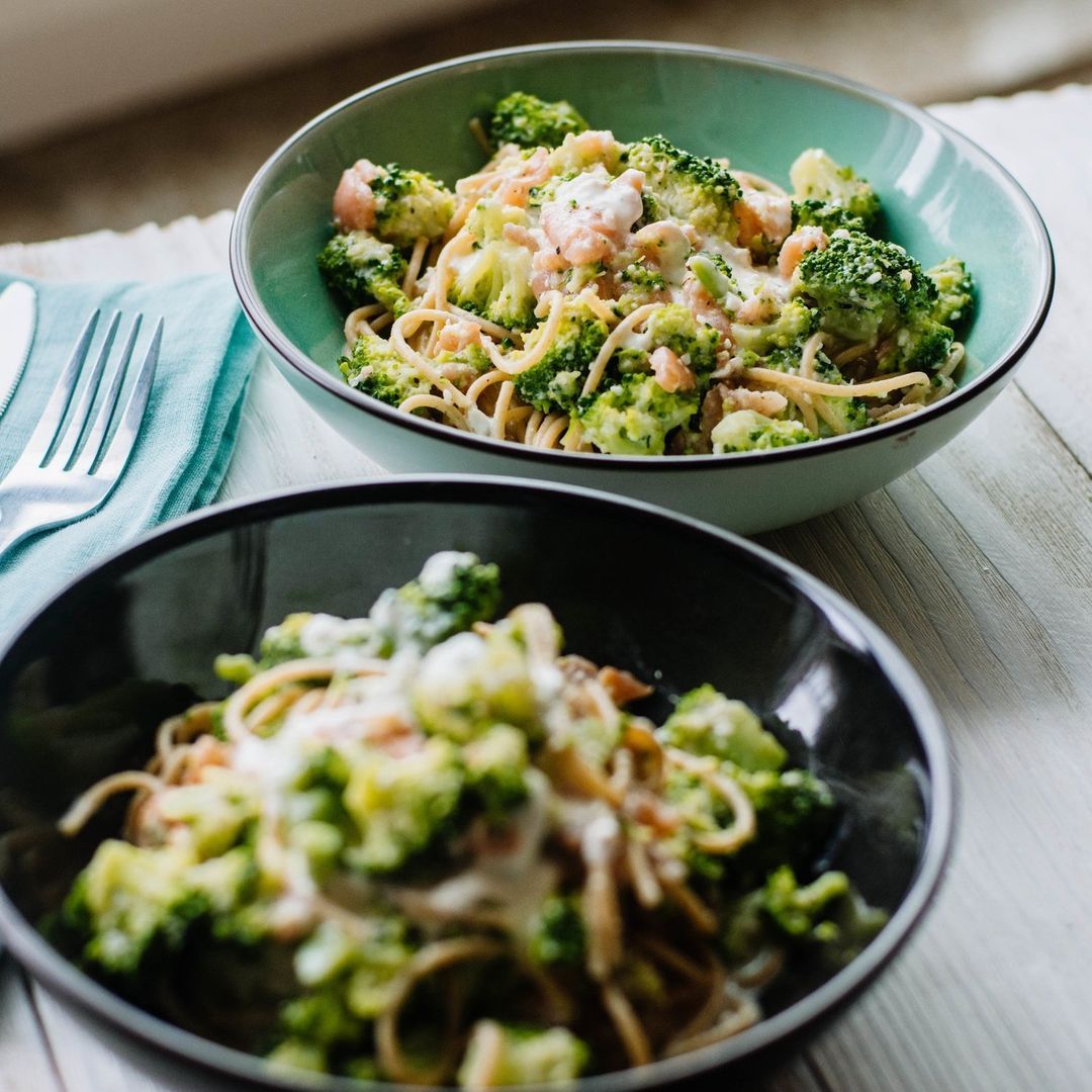 Spaghetti met zalm, broccoli en fetasaus