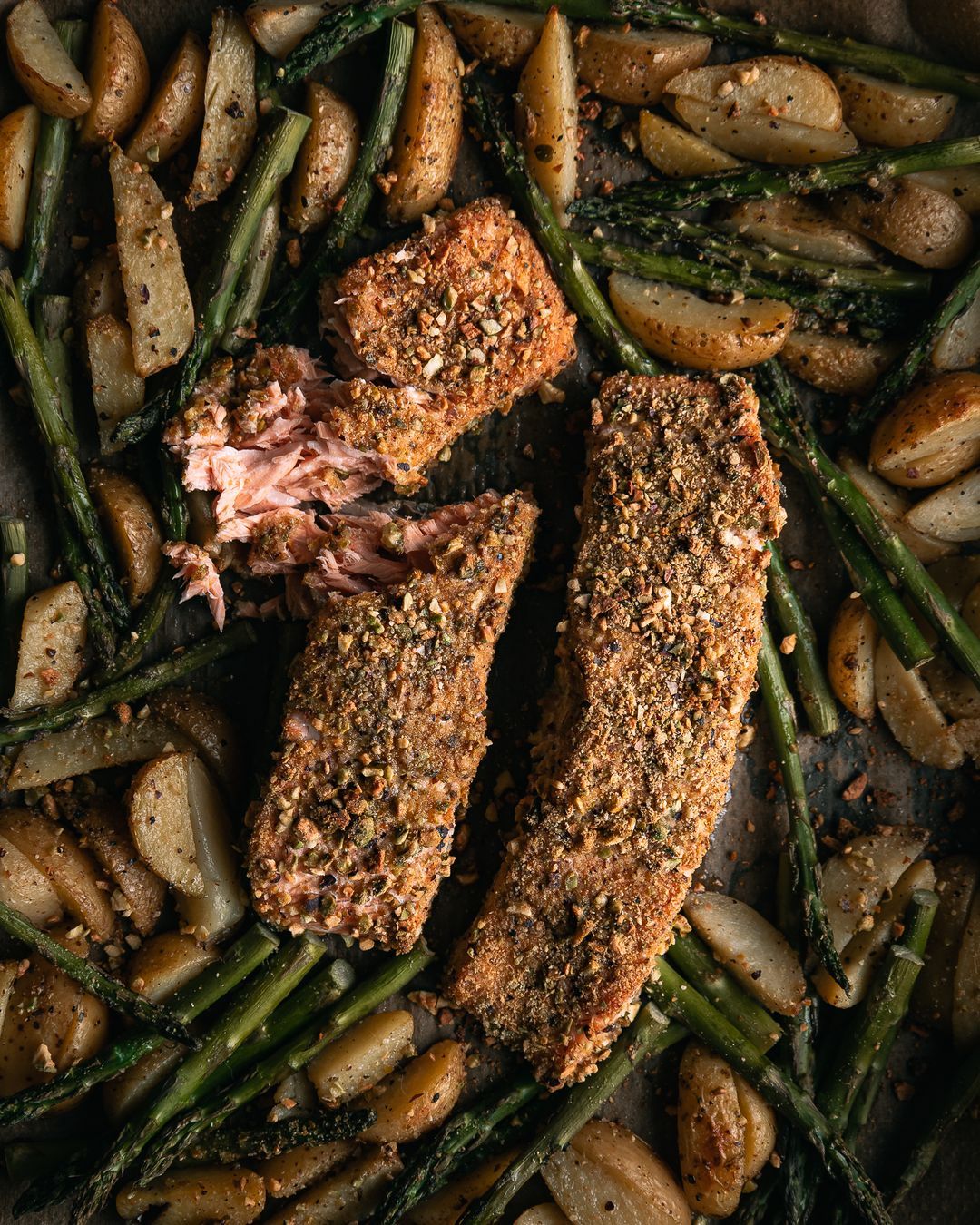 Alles op één ovenplaat | Zalm in pistachekorst met asperges & krielaardappelen💚🤍❤️