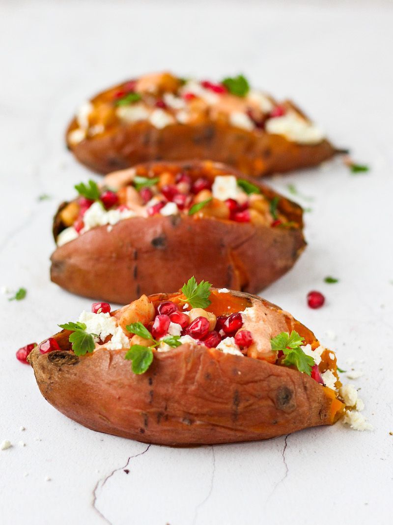 Gepofte zoete aardappel met kikkererwten en feta kaas
