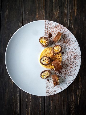 Met condérijst gevulde chocoladepannenkoek en chocoladesaus