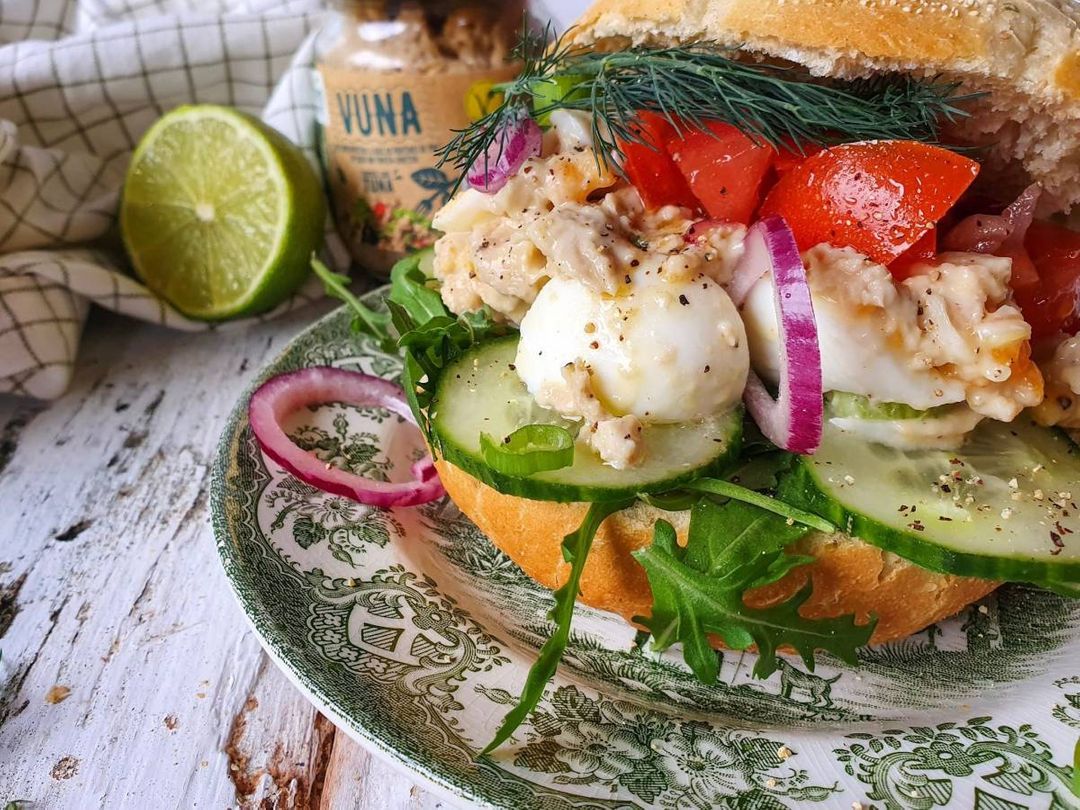 Italiaanse bol met vunasalade en tomatensalsa